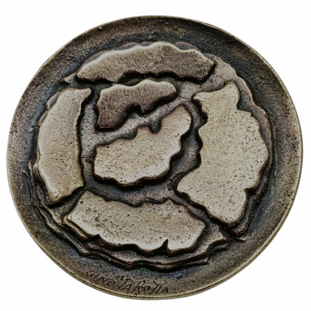 Bronze medallion designed by artist Gino Marotta depicting a stylized rose. Gino Marotta (Campobasso, 1935 - Rome, 2012)...