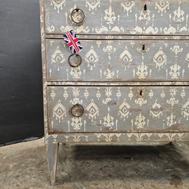 Late 19th Century Late 19th Cenutry Grey & White 3 Drawer Italian Style Commode With Dental Molding Accent For Sale - Image 5 of 18