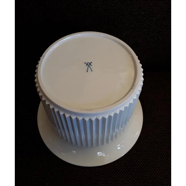 Vintage German Flower Vase in White Corrugated, Glazed Porcelain from Meissen, 1970s For Sale - Image 4 of 5