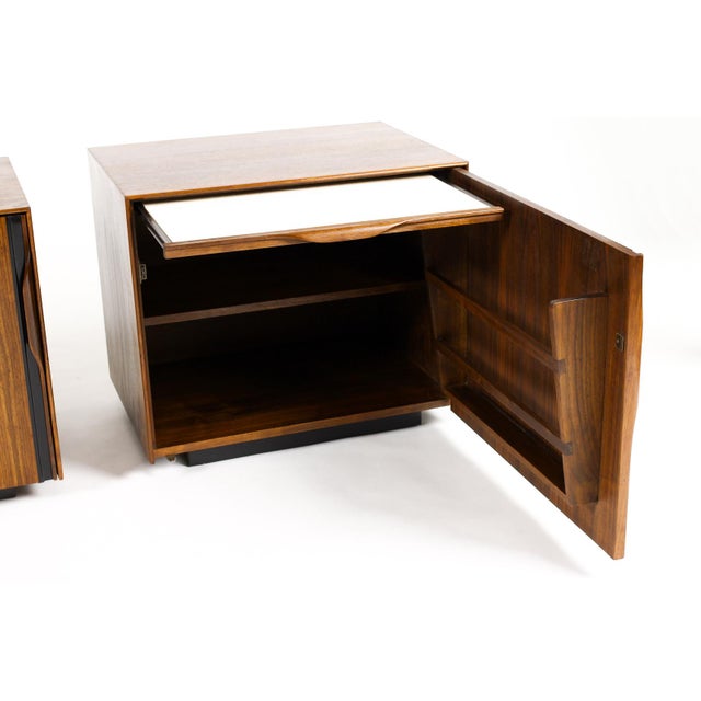 Wood 1970s Mid Century Vintage Walnut Nightstand Bedside Cabinet— John Kapel for Glenn of California — Pair For Sale - Image 7 of 13
