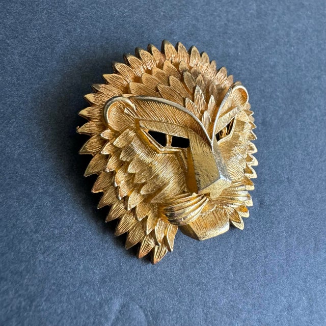 Mid-Century Modern Vendome Lion Head Brooch Gold Tone Astrological Zodiac Leo Sign Pin Vintage 60s For Sale - Image 3 of 8