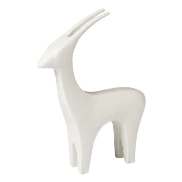 Minimalist Matte White Antelope Sculpture – Modern Ceramic Decorative Object For Sale