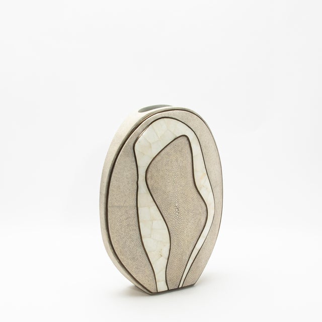 The Cocteau Vase by R&Y Augousti is an exquisite testament to modern luxury, blending natural elements with masterful...