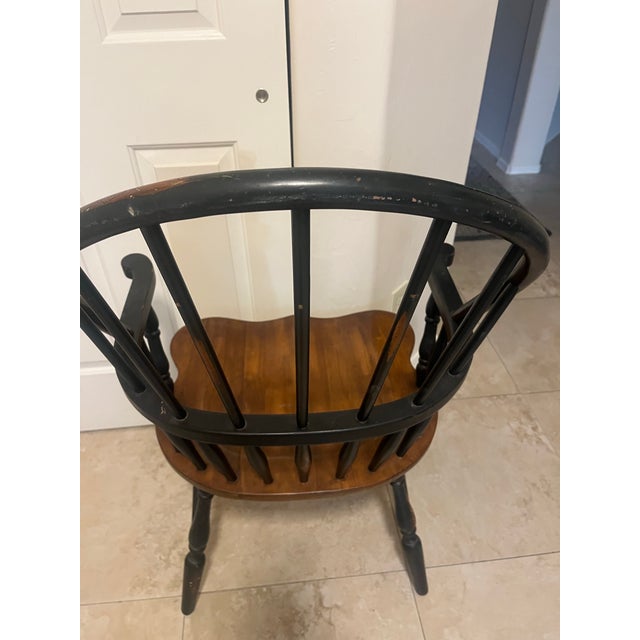 Wood Late 20th Century Homestead House Vintage Colonial-Style Windsor Arm Chair For Sale - Image 7 of 12