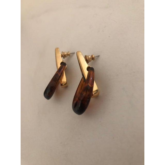 Contemporary 1980s Trifari Faux Tortoise Lucite Gold Abstract Dangle Earrings, A Pair For Sale - Image 3 of 7