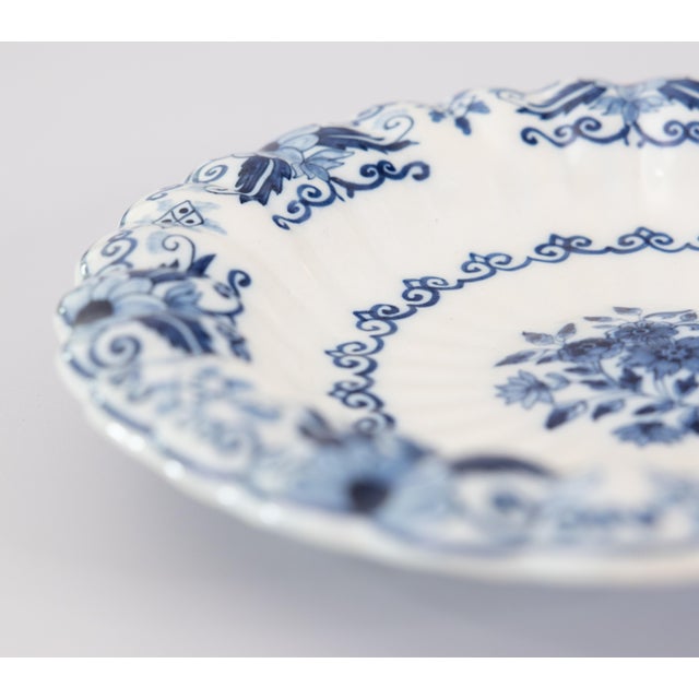 1940s Vintage Dutch Delft Faience Makkum Scalloped Lobed Floral Wall Charger Plate, Circa 1940 For Sale - Image 5 of 8