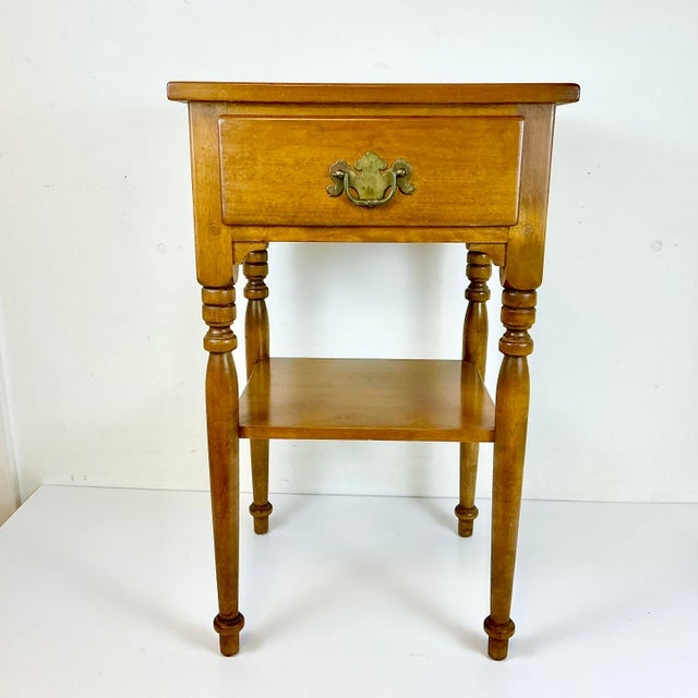 Ethan Allen 1970s Vintage Ethan Allen Americana Traditional Heirloom Nutmeg Maple Side Table by Baumritter For Sale - Image 4 of 14