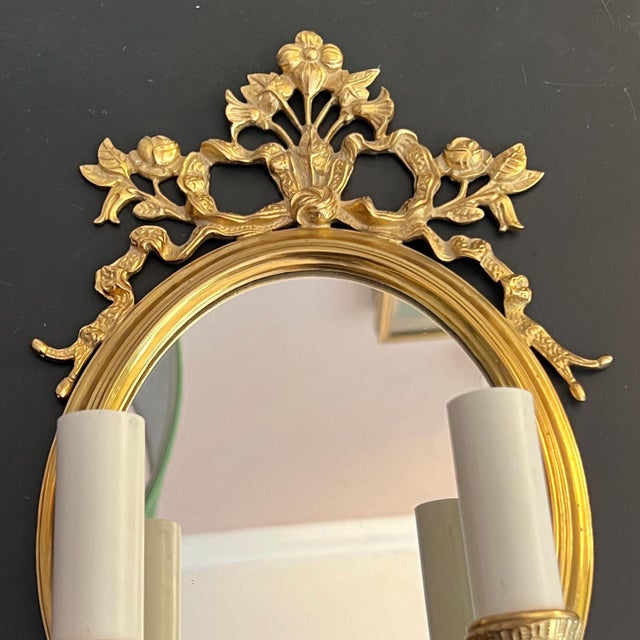 Baker, Knapp & Tubbs Stunning vintage Baker Knapp and Tubbs gilt brass two-bulb wall sconce // French-style wall light with mirrored back // Floral wall sconce For Sale - Image 4 of 10