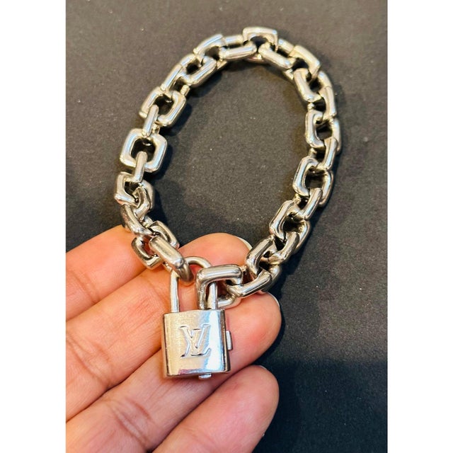 Metal Louis Vuitton Locket Chain Vintage Link Bracelet in 18 Karat White Gold, 87 Gm For Sale - Image 7 of 17