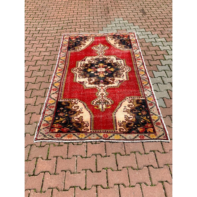 1980s Turkish Red Medallion Hand Knotted Rug For Sale - Image 4 of 13