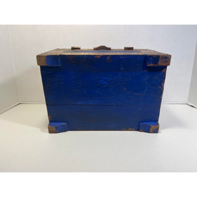 Vintage Indian Hand Made Wood & Mixed Metal Bound Hammered Copper & Brass Box For Sale In Los Angeles - Image 6 of 9