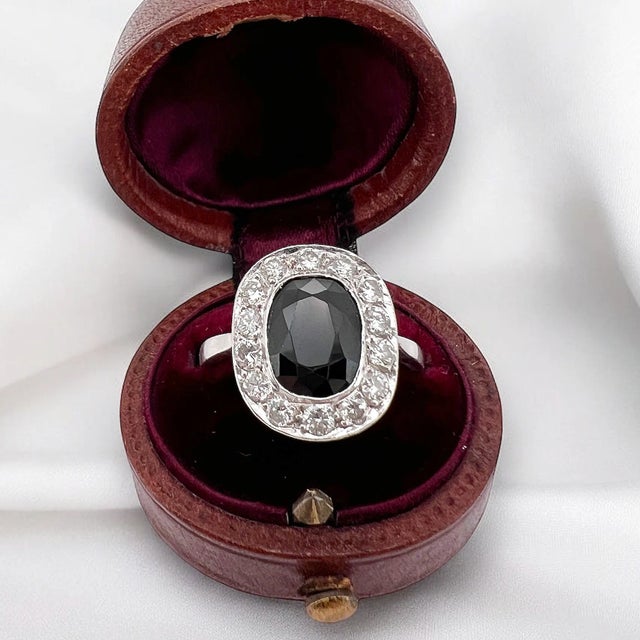 Contemporary 2.3 carat Sapphire and Diamond Platinum Ring, Size 7 For Sale - Image 3 of 5