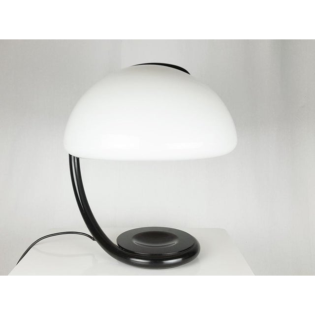 Black Metal and White Acrylic Glass Serpente Table Lamp by Elio Martinelli for Martinelli Luce, 1960s For Sale - Image 3 of 15