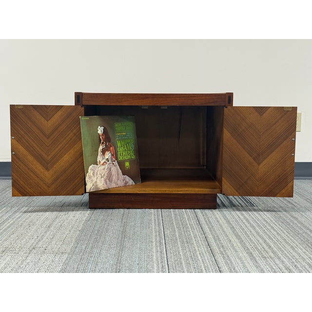 -Generous Size Cabinet Interior Great For Record Albums !! -MID-CENTURY MODERN SIDE TABLE CABINET -MANUFACTURE: LANE -IN...