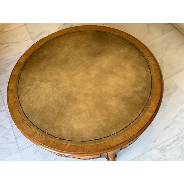 1960s Mid-Century Weiman "Heirloom Quality" Round French Provincial Coffee Table With Gold-Tooled Leather Top For Sale - Image 5 of 10
