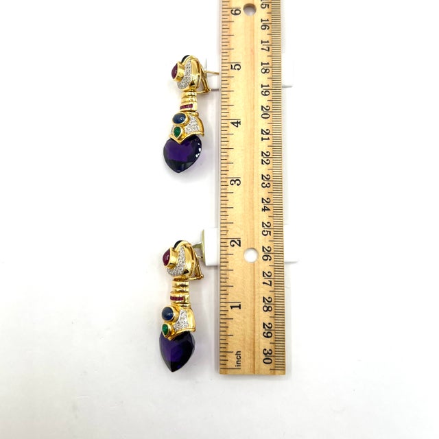 2020s Amethyst Heart With Sapphire, Emerald and Ruby Cabochon Earrings in 18k Gold, A Pair For Sale - Image 5 of 5