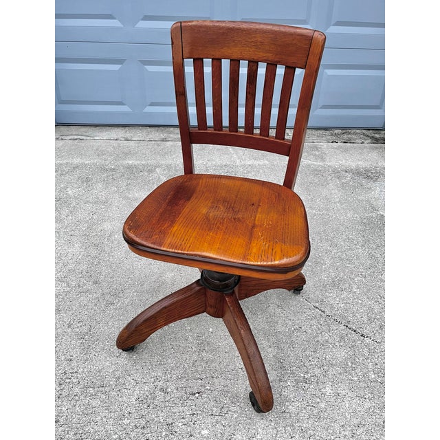 Vintage solid oak banker's or typist office chair on casters, in Gunlocke Chair Co. style. This chairs is a. sweet vintage...