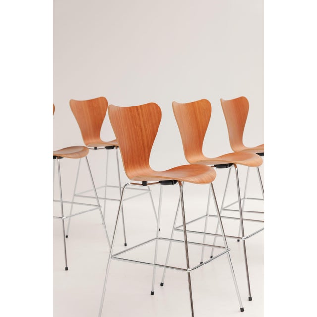 Series 7 3187 Bar Stool in Wood by Arne Jacobsen for Fritz Hansen For Sale - Image 5 of 8