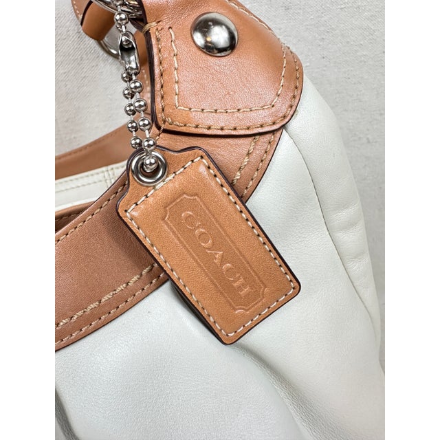 Postmodern Vintage Y2k Coach Off-White & Tan Leather Soho Lynn Hobo Bag For Sale - Image 3 of 12