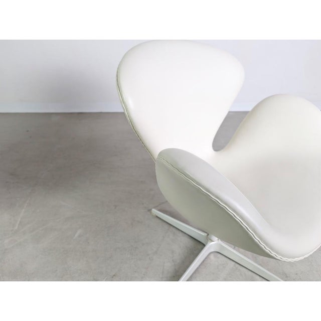 Swan Chair in White Leather by Arne Jacobsen for Fritz Hansen For Sale - Image 9 of 13