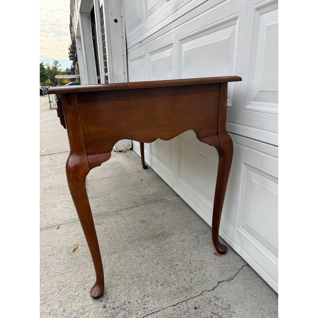 Queen Anne Vintage Bassett Queen Anne Style Cherry Wood Console Table With Cabriole Legs and Brass Hardware For Sale - Image 3 of 12