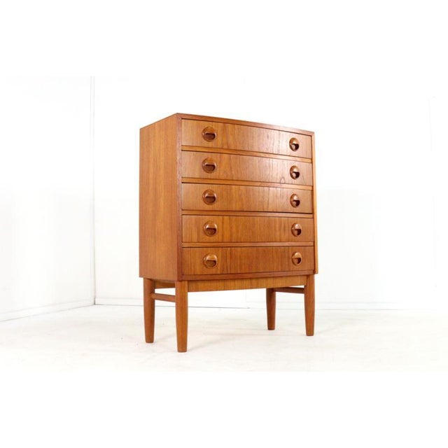 Deze elegante compacte ladekast, ontworpen door Kai Kristiansen voor Feldballes Møbelfabrik, is een verfijnd voorbeeld van...