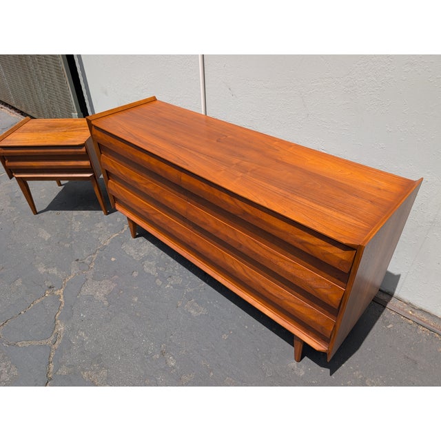 Mid Century Modern Walnut 6 Drawer 'First Edition' Dresser & Nightstand by Lane, C1960s, Attributed For Sale In Los Angeles - Image 6 of 17