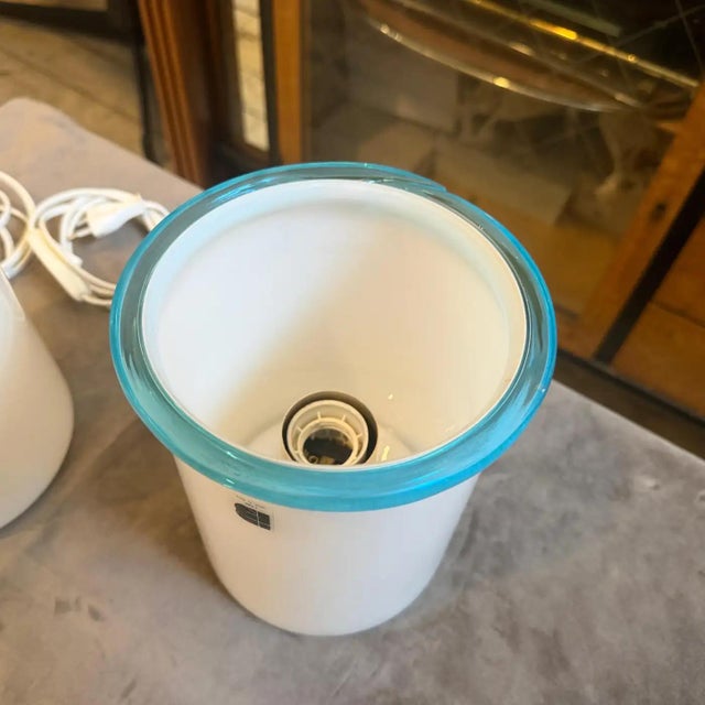 Two 1980s Mid-Century Modern White and Turquoise Murano Glass Bed Lamps by Itre For Sale - Image 13 of 17