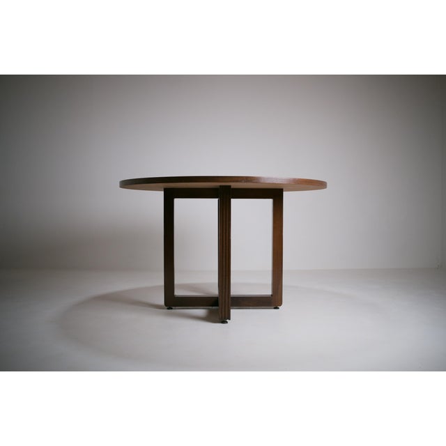 A round French Art Deco table that captivates with its clean lines and harmonious proportions. Circa 1945-1955 Its wide,...