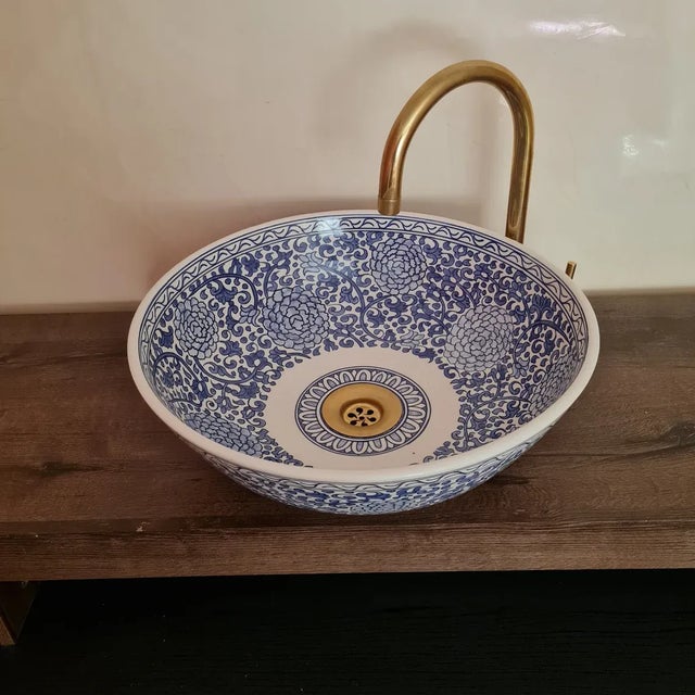 This white pottery sink bowl is a beautiful piece of functional art that combines style and practicality. The glazed...