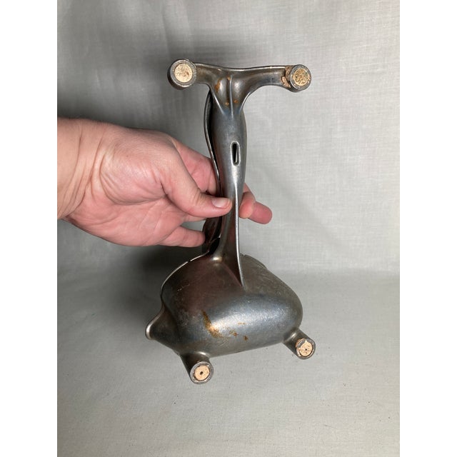 Vintage 1960s Wear Ever Cast Aluminum Hand Press Citrus Juicer With Strainer Squeezer For Sale - Image 10 of 13