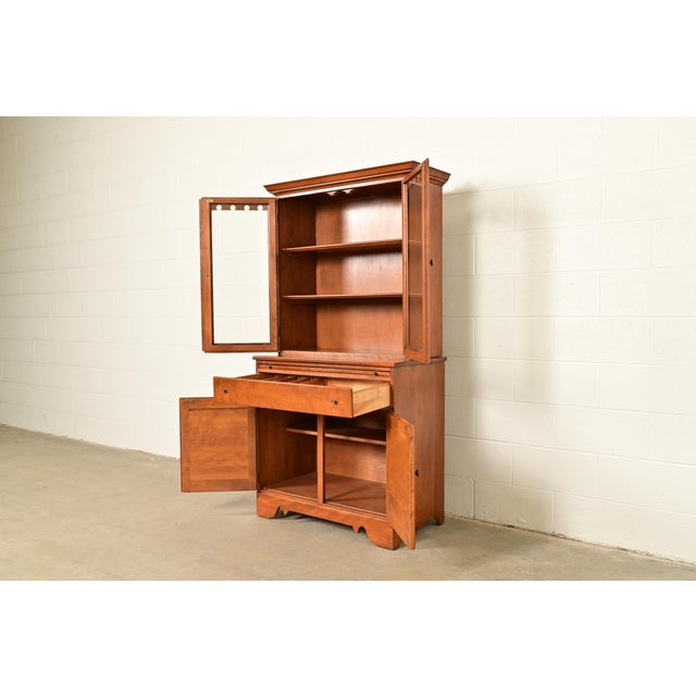 Ethan Allen American Colonial Solid Maple Breakfront Bookcase Cabinet, Circa 1960s For Sale In South Bend - Image 6 of 18