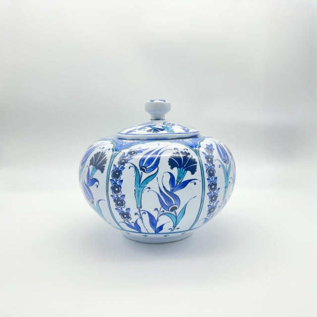 Handmade Ceramic Lidded Trinket Jar (14cm) Traditional Blue & White Tulip Pattern – Decorative Jewelry & Storage Box For Sale - Image 11 of 12