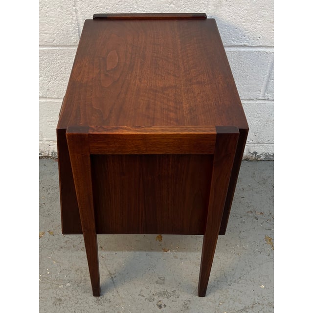 Brown Pair of Vintage Walnut Nightstands by Jens Risom, Attributed For Sale - Image 8 of 12