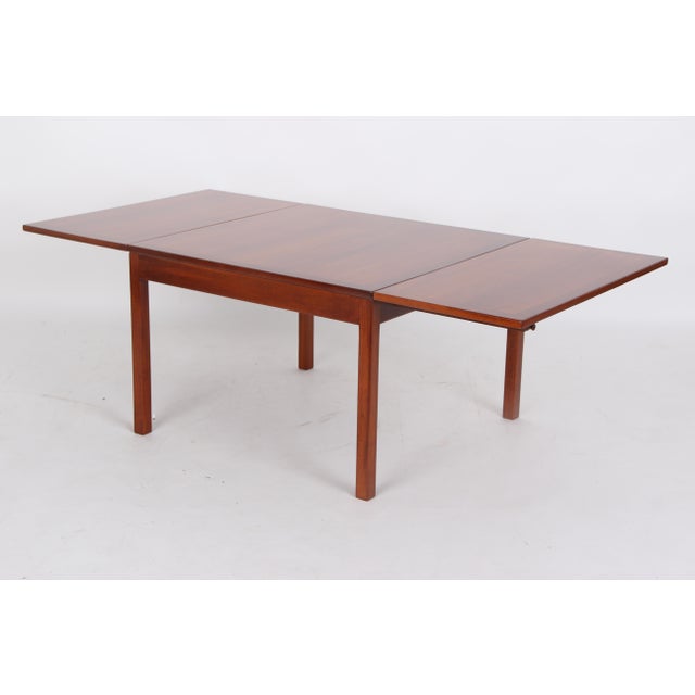 Refurbished coffee table, model 5362, mahogany, with two extension leaves that extend the coffee table to up to 160 cm....