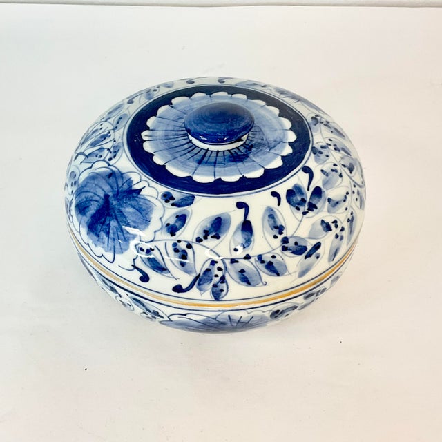 Chinoiserie Vintage Chinoiserie Hollywood Regency Blue and White Round Lidded Box. For Sale - Image 3 of 12