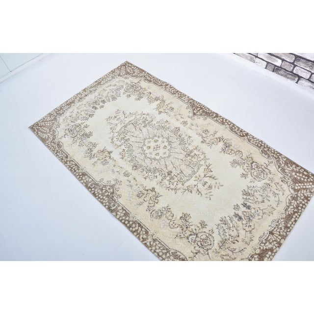 Turkish 1950s Handknotted Bohemian Wool Rug For Sale - Image 3 of 9