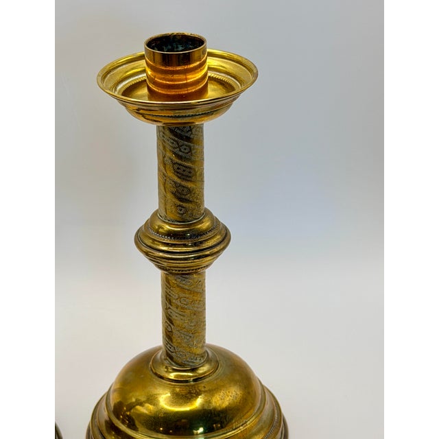 Vintage Brass-Plated Metal Candlesticks With Etched Detail – Pair of Traditional Hollywood Regency Candle Holders For Sale - Image 4 of 6