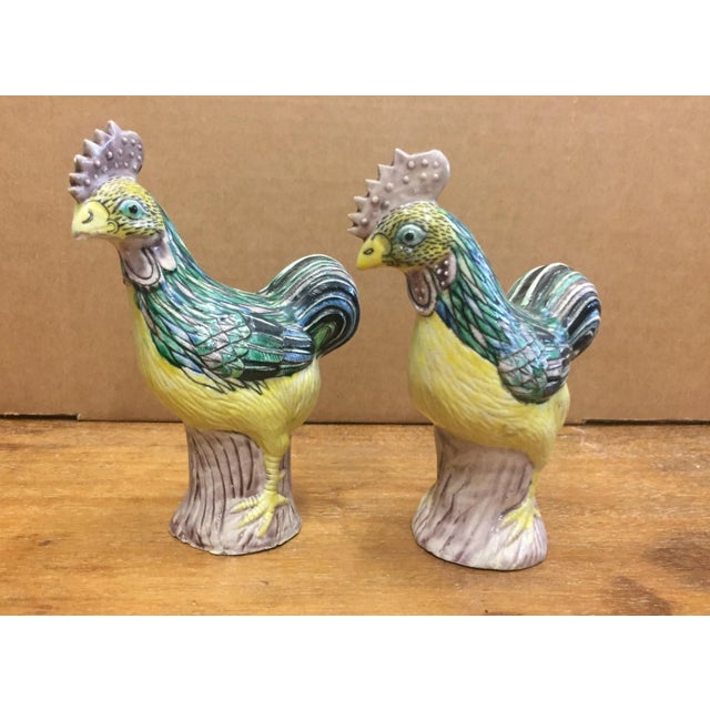 Two small antique Chinese export porcelain figurines of roosters decorated with Kangxi-style Susancai (素三彩), 19th century,...