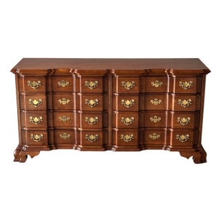 Vintage Georgian-Style Serpentine Mahogany 8-Drawer Dresser For Sale