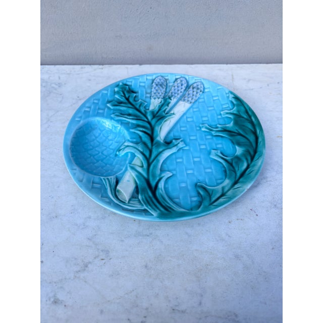 Majolica asparagus plate signed Clairefontaine, circa 1880. Diameter / 9.5 inches.