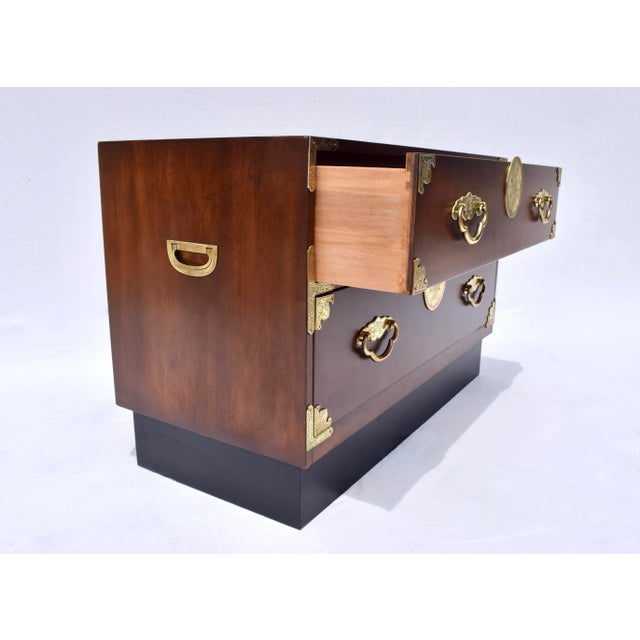 Wood 1970s Henredon Chinoiserie Tansu Campaign Commodes in Mahogany & Brass For Sale - Image 7 of 12