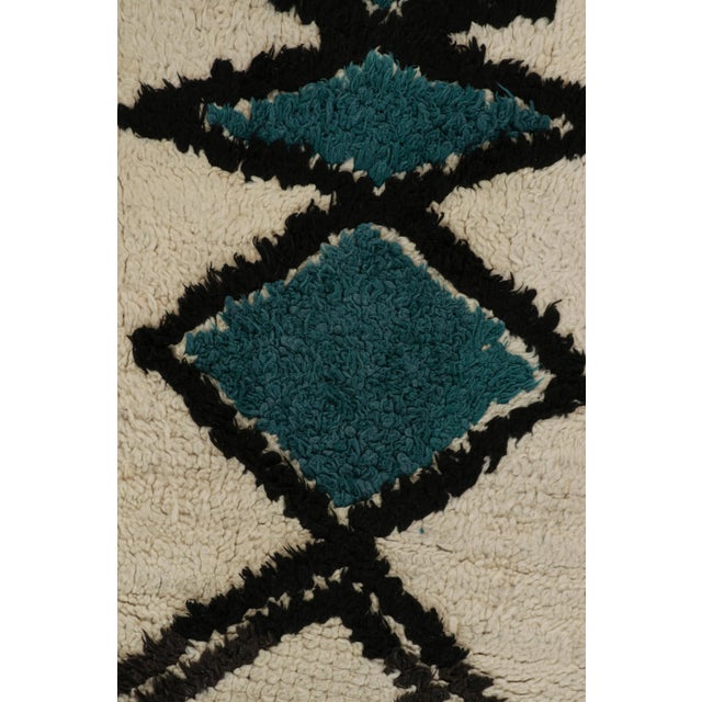 1950s 1950s Azilal Moroccan Rug in White With Blue-Black Patterns by Rug & Kilim For Sale - Image 5 of 7
