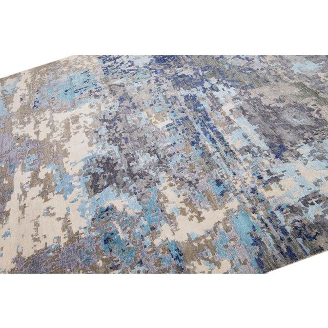2010s Wool & Silk Contemporary Abstract Rug With Gray & Blue Color For Sale In New York - Image 6 of 7