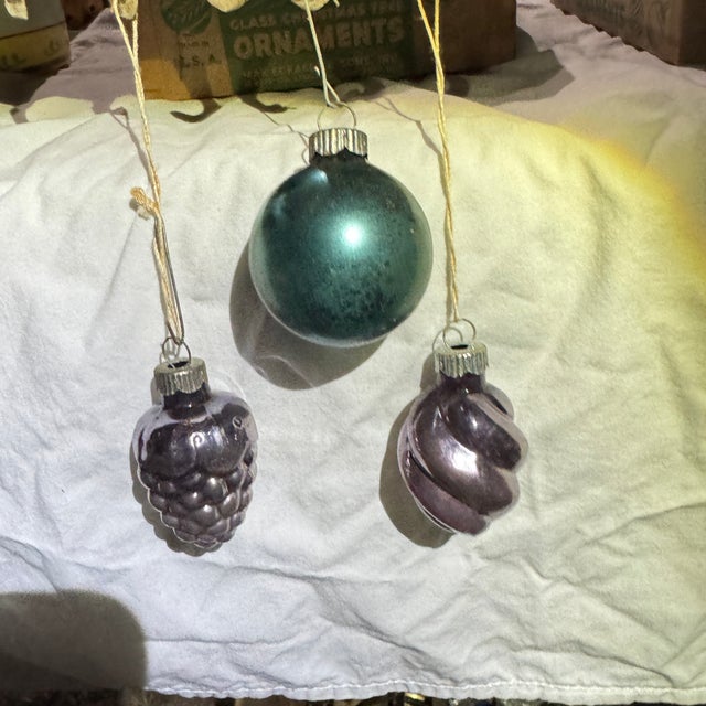 1950s Shiny Brite Pinecone and Swirl Mercury Glass Ornaments W/ Original Box- Set of 12 For Sale - Image 4 of 7