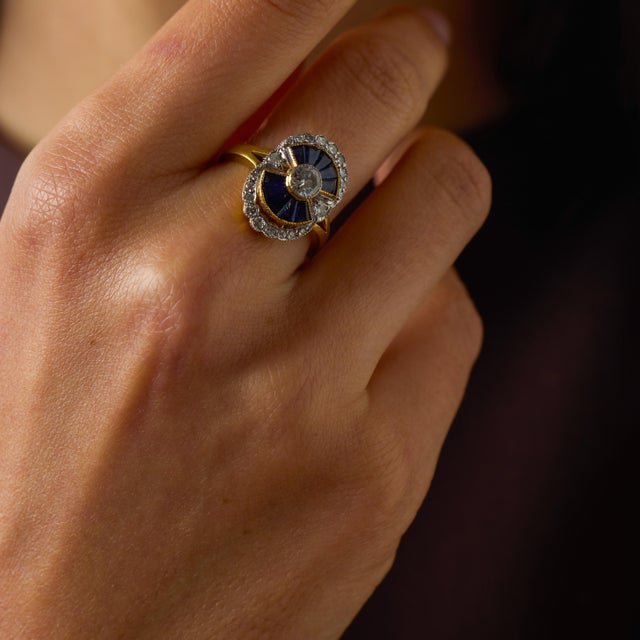 1990s Vintage Diamond Sapphire 18k Yellow Gold Ring, Size 7.5 For Sale - Image 5 of 6
