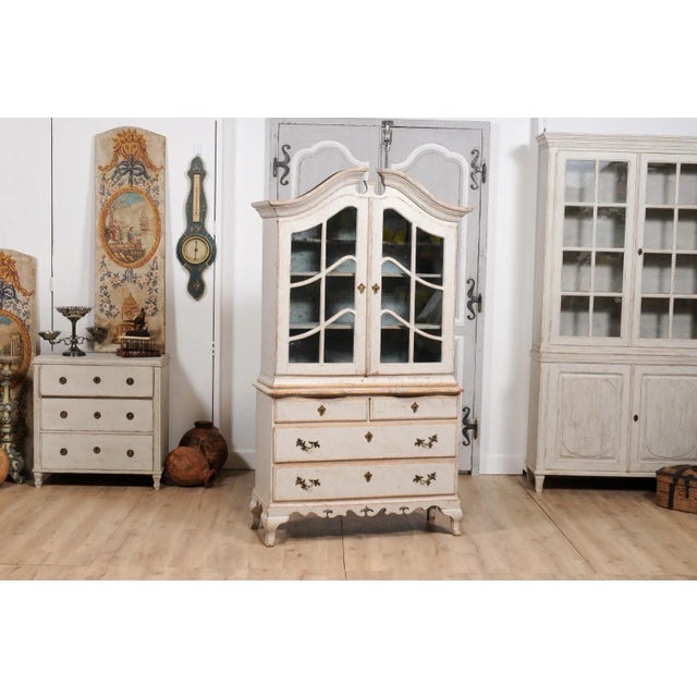 Rococo Style 1850s Swedish Light Grey Painted Bonnet Top Vitrine Cabinet For Sale - Image 9 of 12