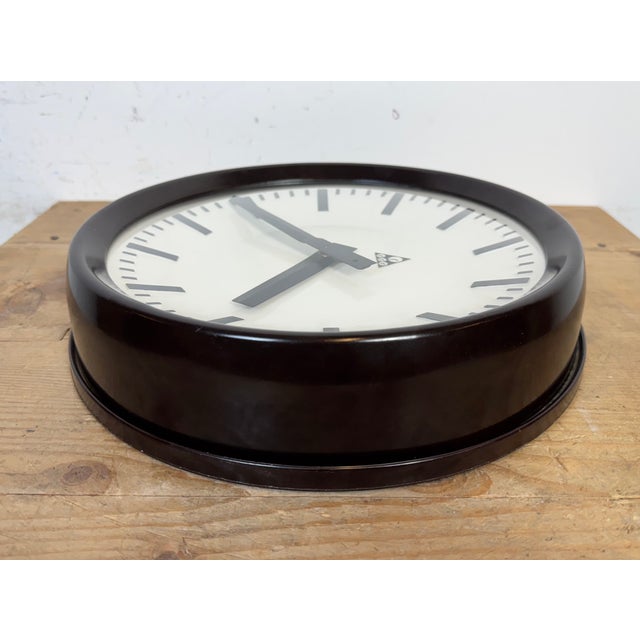 Industrial Bakelite Factory Wall Clock from Pragotron, 1960s For Sale - Image 12 of 17