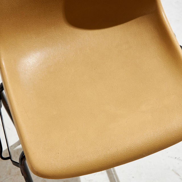 Stackable Plastic Chair by Grosfillex, 1960s, in Good conditions. Designed 1960 to 1969