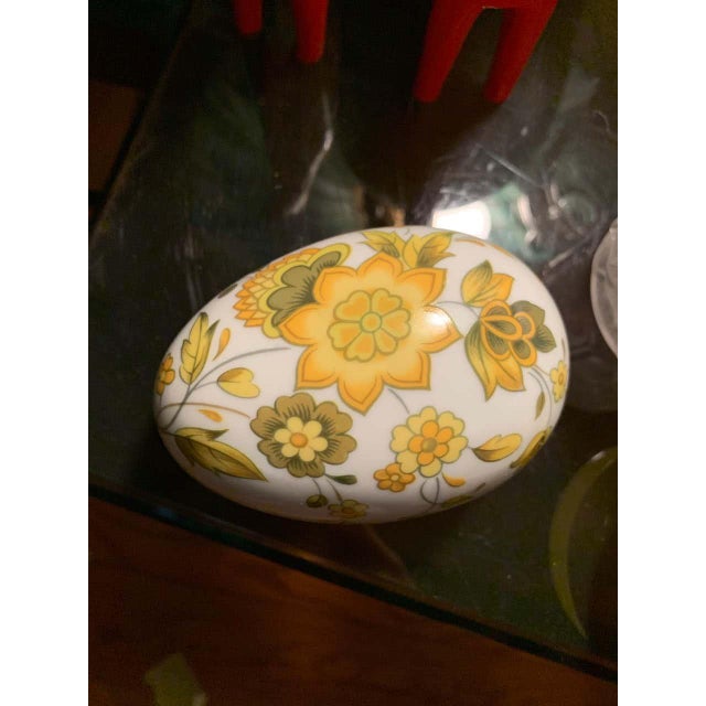 Limoges, France Mid 20th Century Vintage Limoges Hand Painted Porcelain Yellow Floral Egg Trinket Box, France For Sale - Image 4 of 5